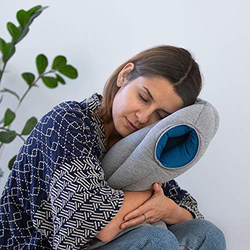 Ostrichpillow Original - Cuscino da Viaggio & Cuscino per Power Nap - Design Unico e Brevettato, Riempimento in Microperle di Alta Qualità, Comfort Premium, Facile da Pulire Ostrichpillow Original - Cuscino da Viaggio & Cuscino per Power Nap - Design Unico e Brevettato, Riempimento in Microperle di Alta Qualità, Comfort Premium, Facile da Pulire